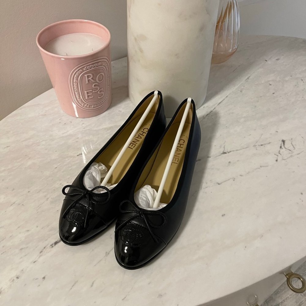 'Chanel' Black Lambskin & Patent Calfskin Ballerina flats